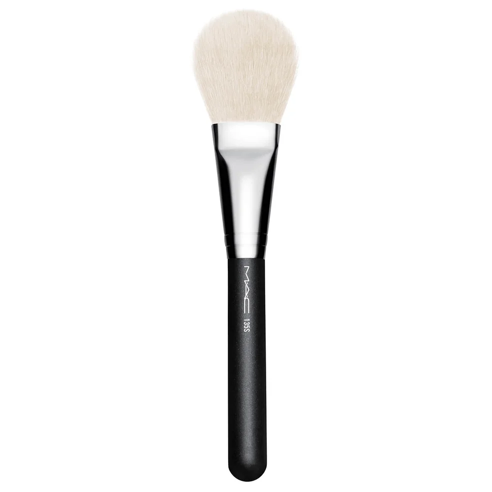 Pincel 135S Large Flat Powder de MAC Imagen 1