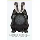 Miniesponja Konjac minimizadora de poros Woodland Badger de The Konjac Sponge Company - Bambú/Carbón 12 g