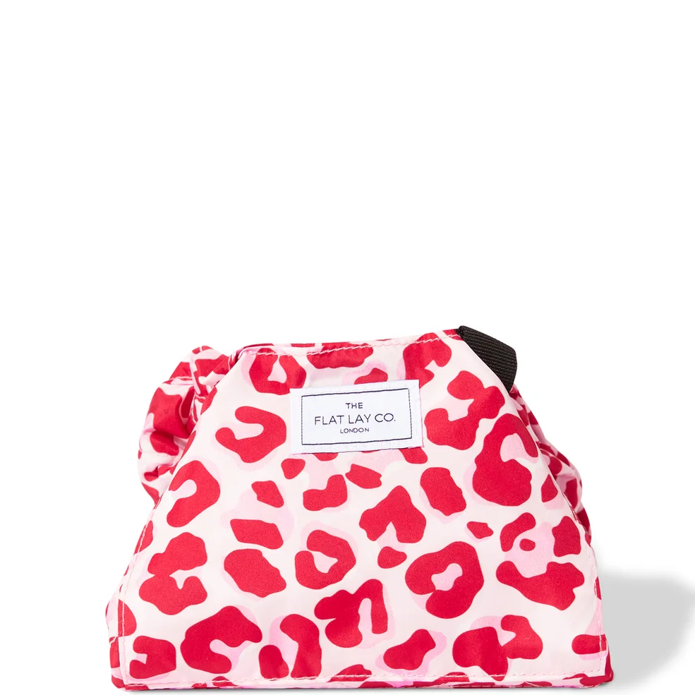 The Flat Lay Co. Drawstring Bag - Pink Leopard Imagen 1