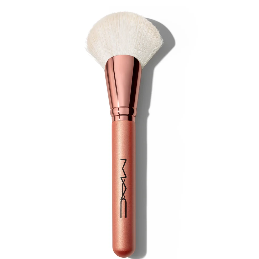 MAC 143S Bronzer Fan Brush Imagen 1