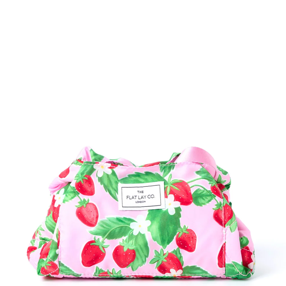 The Flat Lay Co. Drawstring Makeup Bag - Summer Strawberries Imagen 1