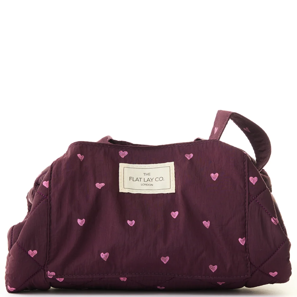 The Flat Lay Co. Parachute Drawstring Flat Lay Makeup Bag - Burgundy Hearts LOOKFANTASTIC EXCLUSIVE Imagen 1